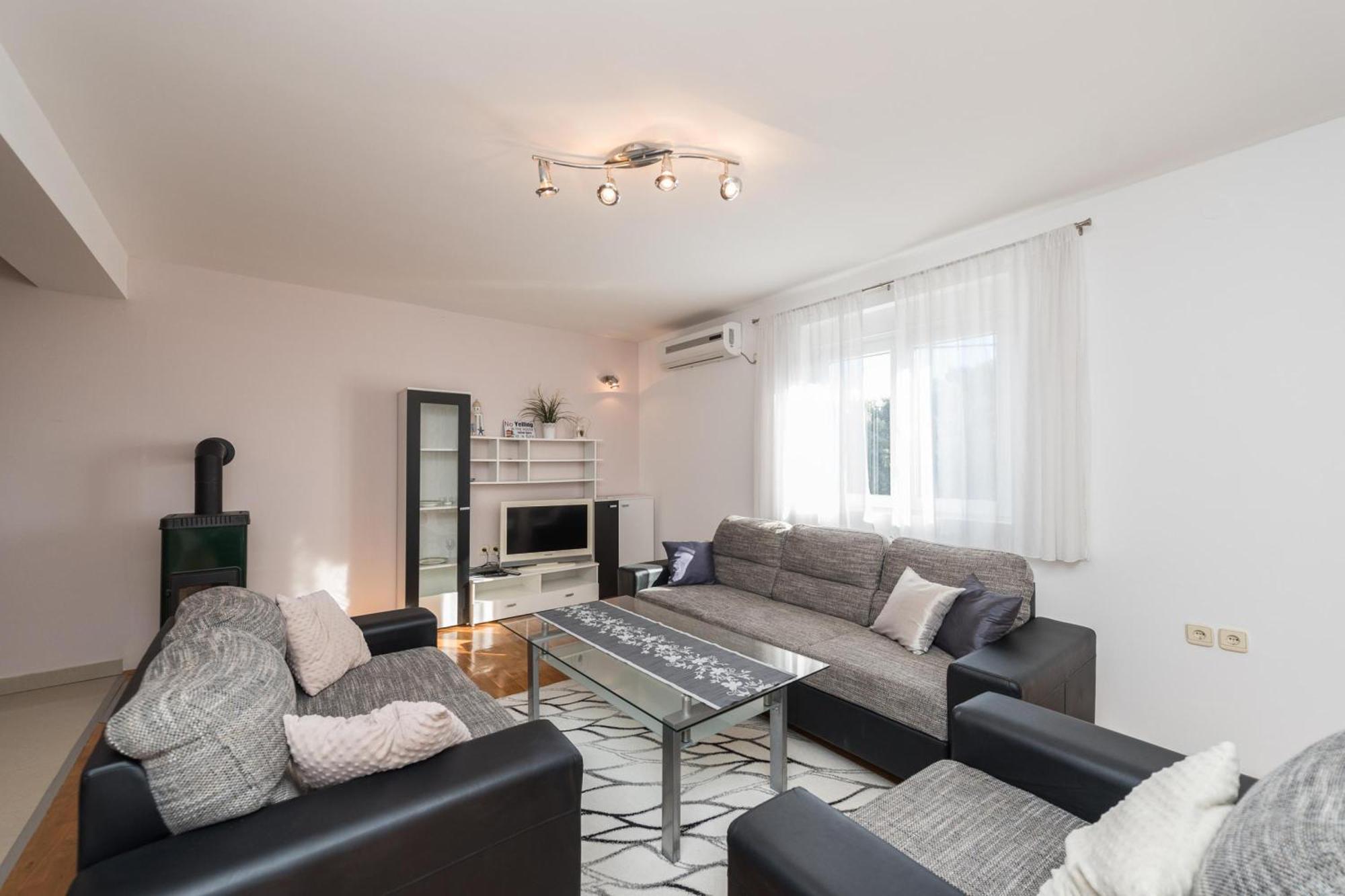 Family Friendly Pool House Ana - Happy Rentals Bibinje Kültér fotó